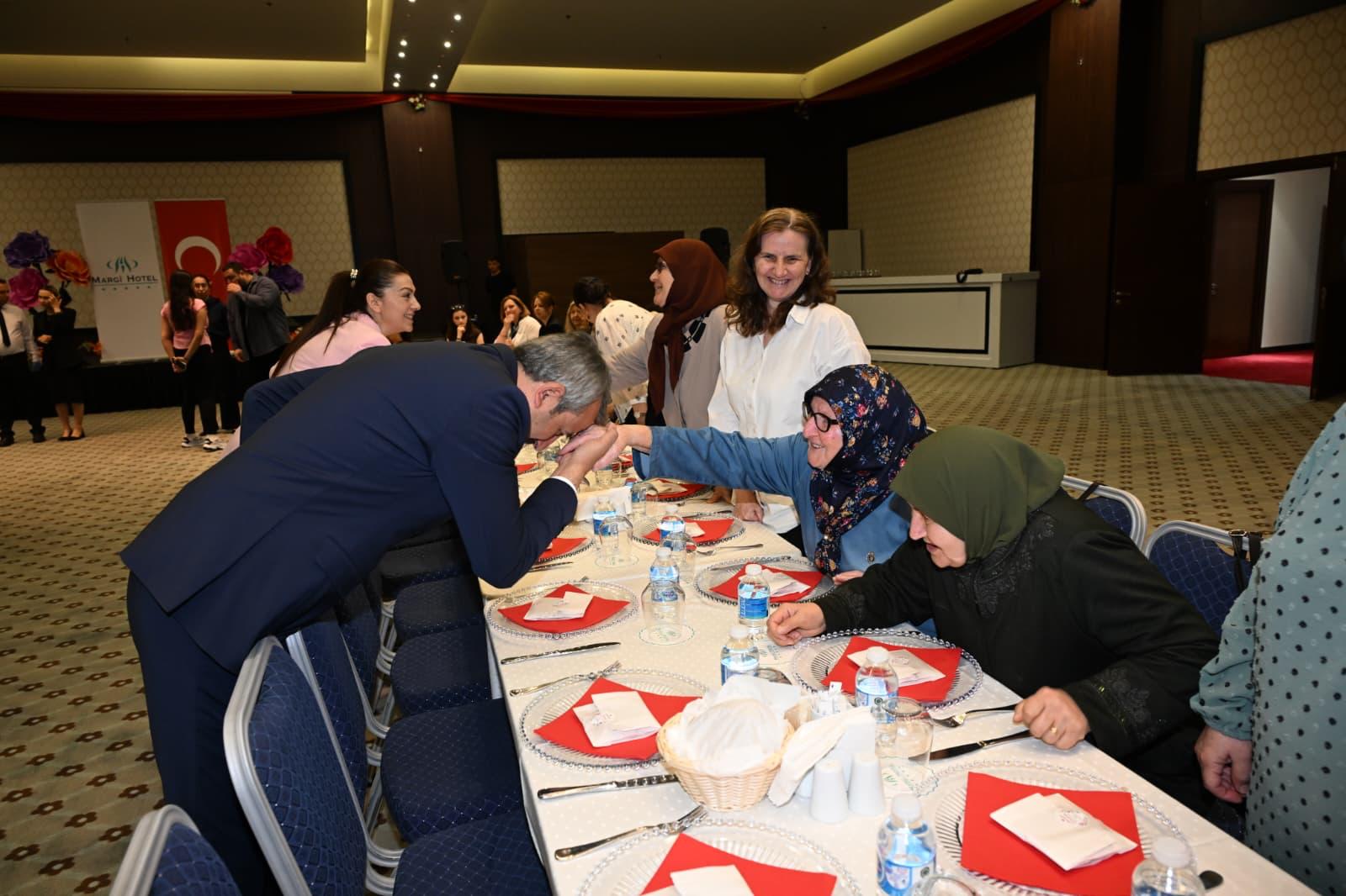Edirne Valisi Yunus Sezer ve eşi Canan Sezer, Anneler Günü’nde şehit anneleri, gazi anneleri ve huzurevi sakinlerini yalnız bırakmadı.